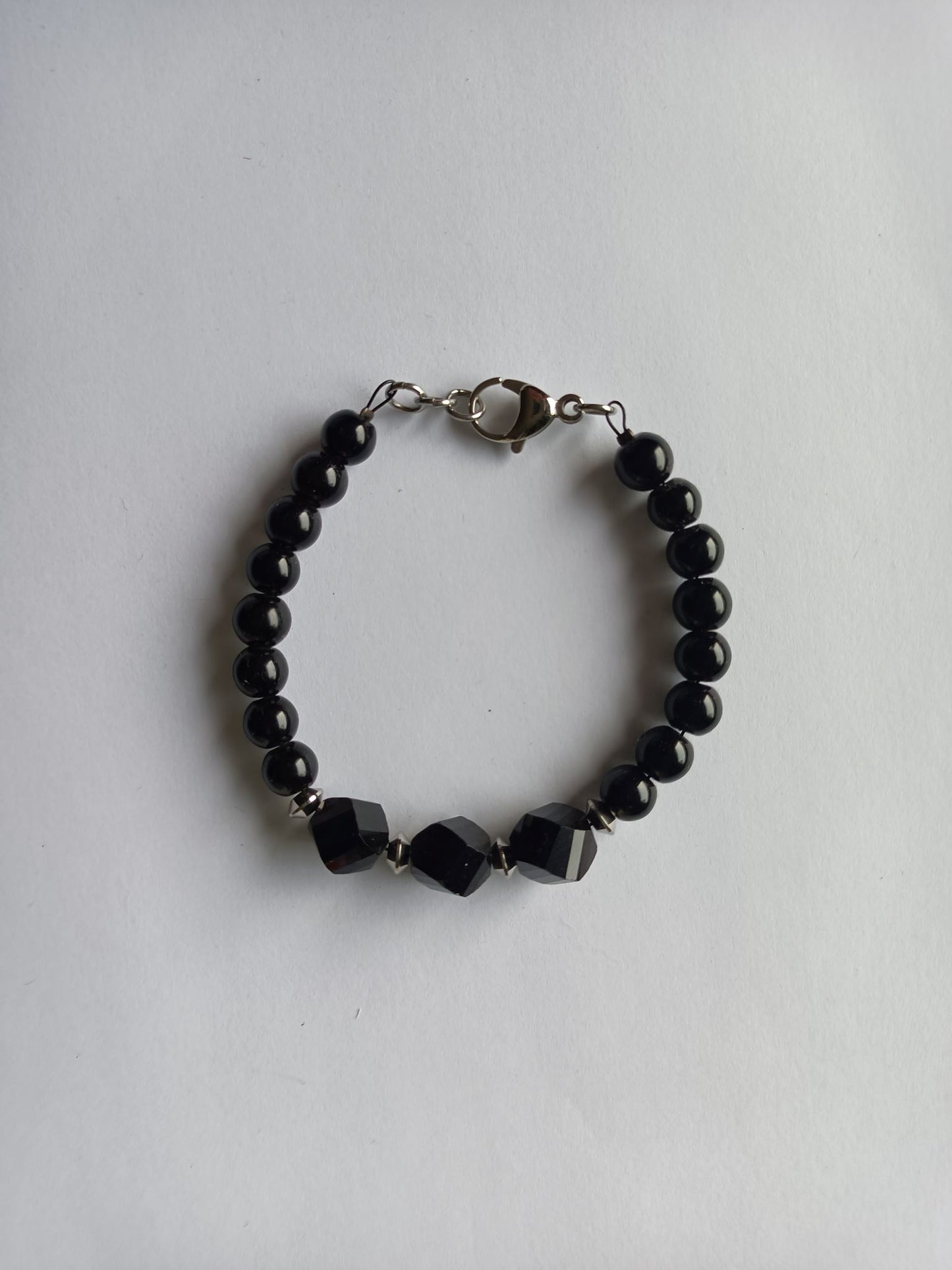 Schwarzes Armband mit Karabinerverschluss