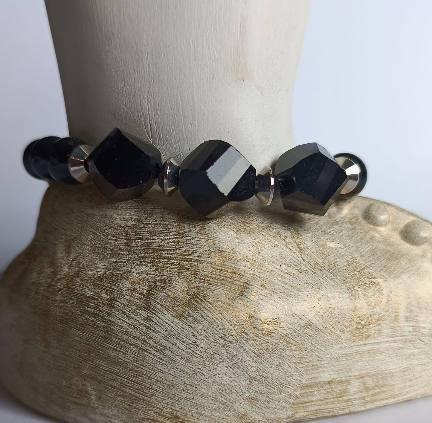 Schwarzes Armband mit Karabinerverschluss