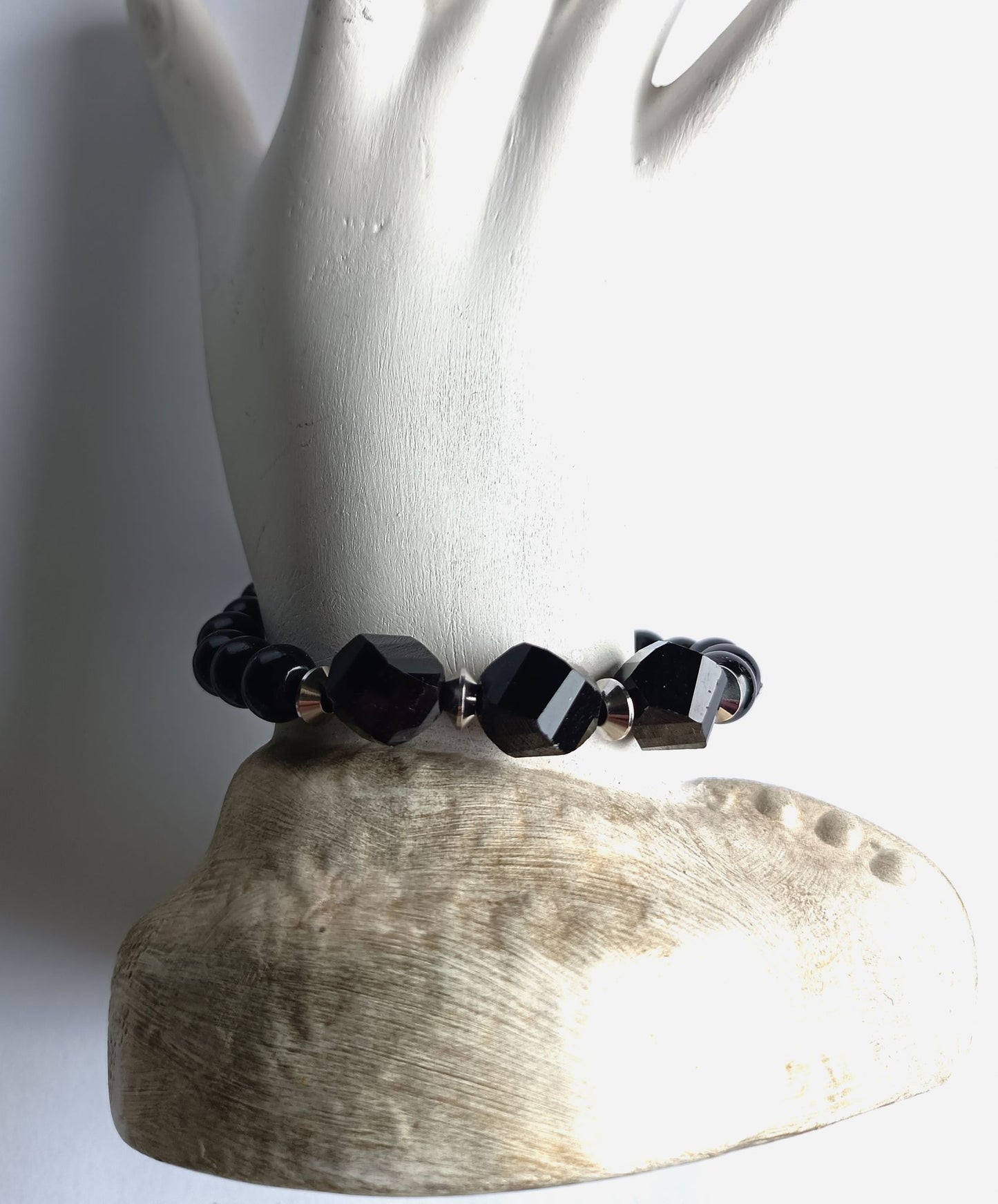 Schwarzes Armband mit Karabinerverschluss