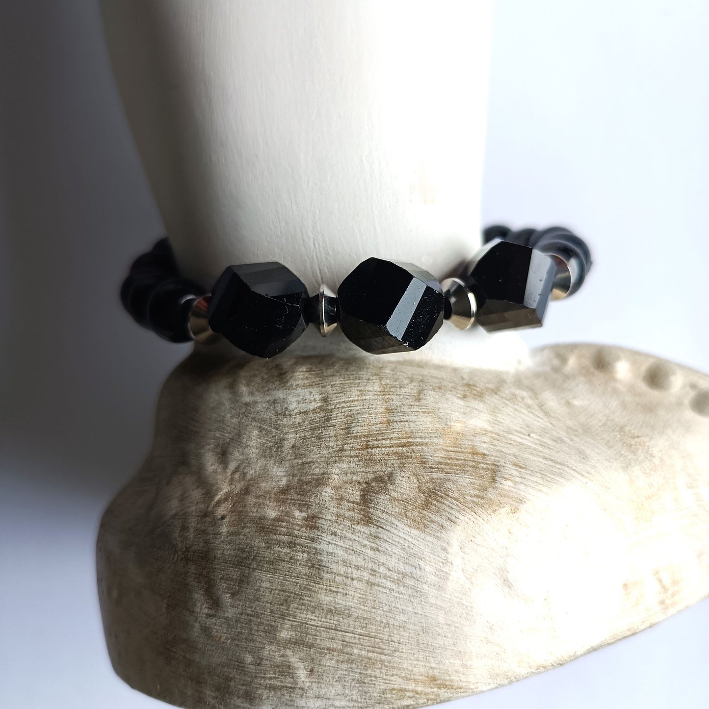 Schwarzes Armband mit Karabinerverschluss