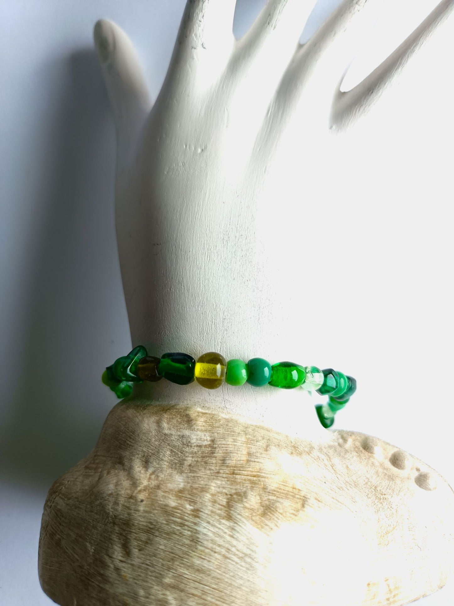 Zartes Armband in Grüntönen mit Karabinerverschluss