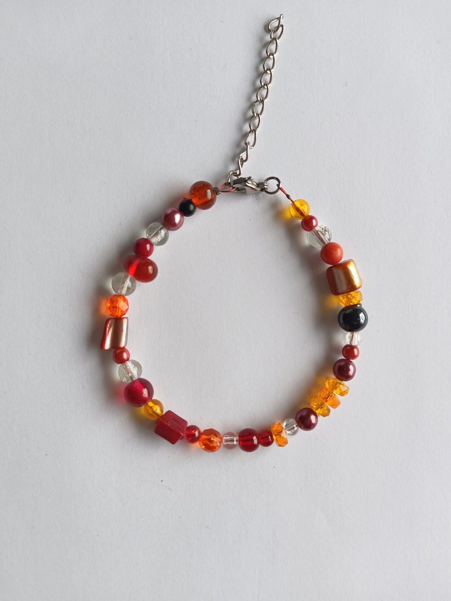 Armband in orangefarben mit Karabinerverschluss