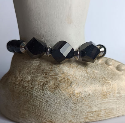 Schwarzes Armband mit Karabinerverschluss