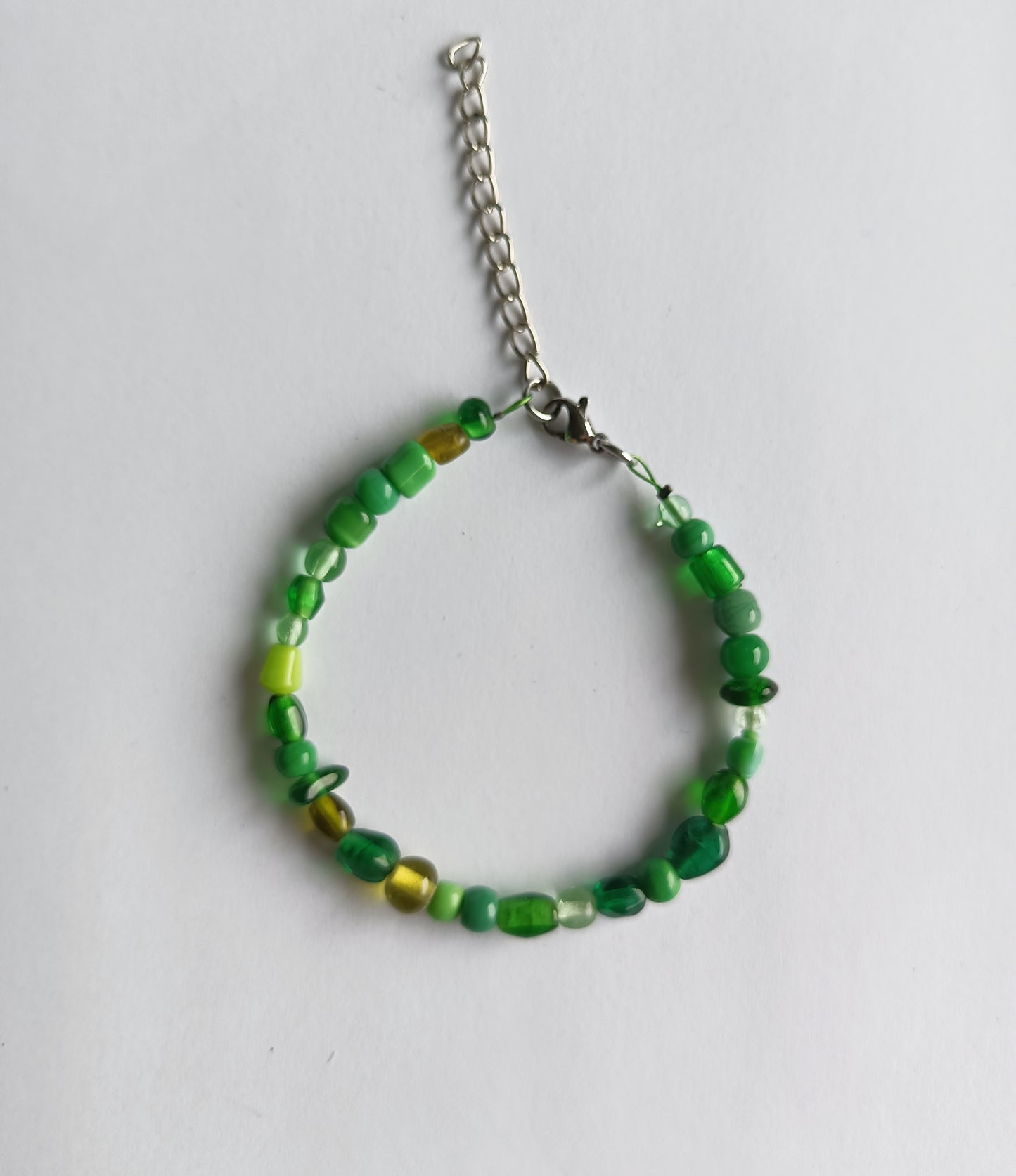 Zartes Armband in Grüntönen mit Karabinerverschluss