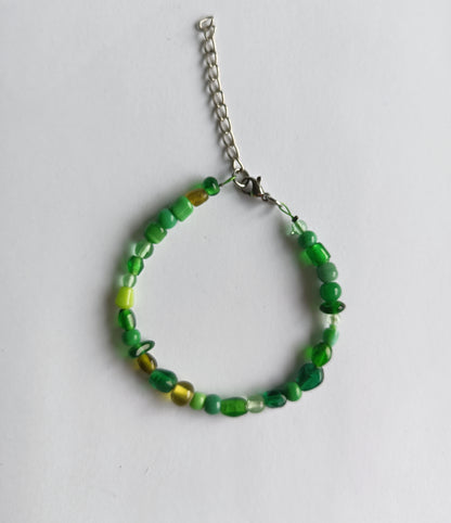 Zartes Armband in Grüntönen mit Karabinerverschluss